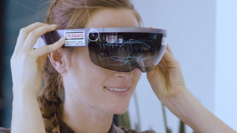 Frau mit futuristischer Hologram-Brille